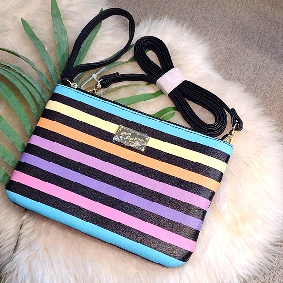 Betsey Johnson Handbags - Host Pick🎊💖Betsey Johnson crossbody wristlet